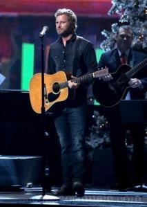 dierks-bentley-2012-cma-country-christmas-at_4160333